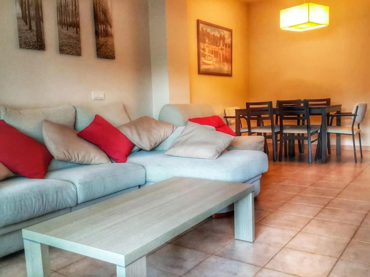 הקונטקטים של Apartment Turomar